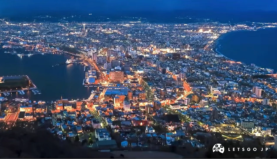 函館山夜景左右兩側環海、中間市街呈現對稱狹長的「雙弧形光帶」地形