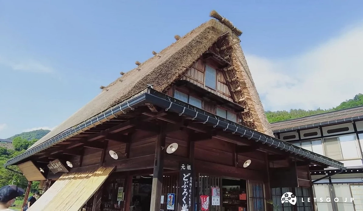 合掌村的茅草屋屋頂看起來就像兩手手掌相碰、雙手合十的神聖模樣