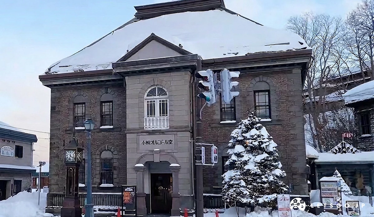 小樽音樂盒堂本館外觀使用紅磚與石造建築,散發濃厚的文藝復興風格