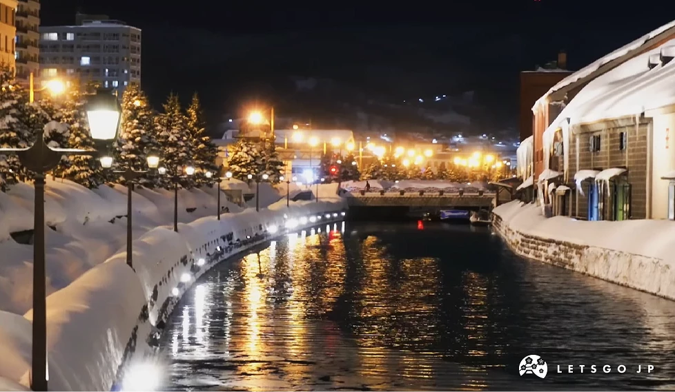 復古瓦斯燈在白雪中亮起暖黃色光芒