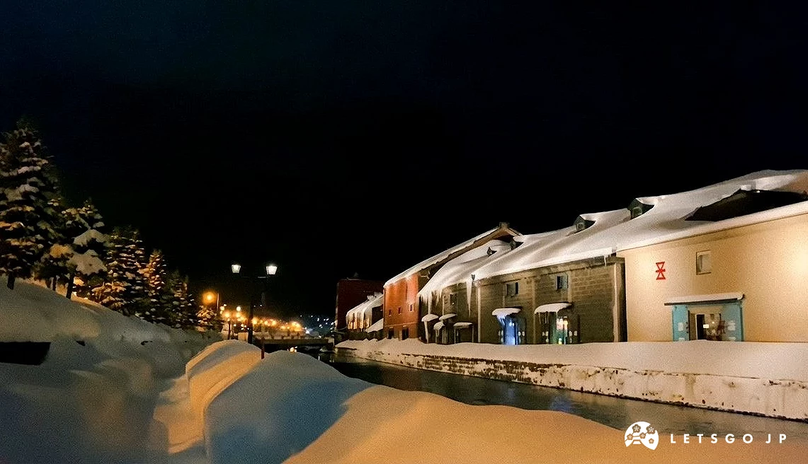 大正時代的紅磚與石造倉庫群,屋頂與窗台堆滿積雪