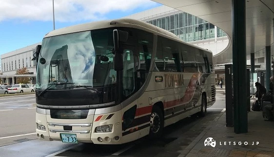 富山車站南口1號巴士站牌前停靠的大巴。