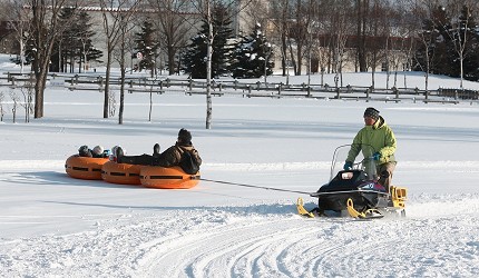 北海道親子玩雪推薦自由行推介步行滑雪雪地滑梯雪屋體驗冰雪橡皮艇雪上滑板車冰洞垂釣景點必玩必去北海道冬天不滑雪行程介紹文章札幌雪祭冰雪橡皮艇圖