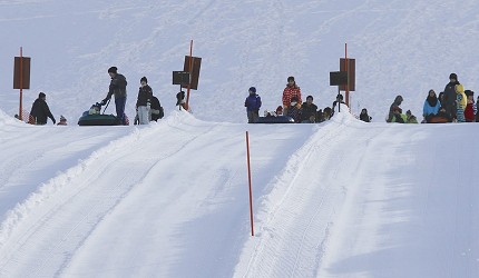 北海道親子玩雪推薦自由行推介步行滑雪雪地滑梯雪屋體驗冰雪橡皮艇雪上滑板車冰洞垂釣景點必玩必去北海道冬天不滑雪行程介紹文章滑梯圖