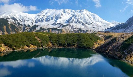 倒映著雪山的湖邊風景