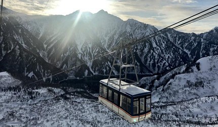 雪山中的空中纜車