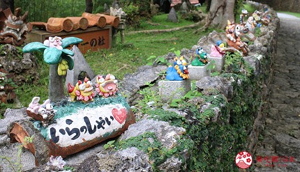 “「體驗王國MURASAKI村」園區內的彩色石獅子像”