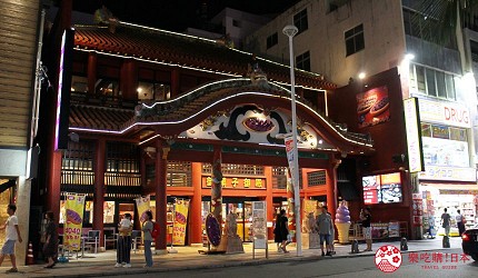 沖繩旅遊孝親自由行推薦必去購物地點「國際通」夜晚