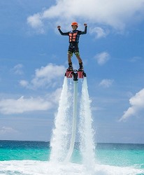 沖繩旅遊孝親自由行推薦必住飯店「RENAISSANCE RESORT 沖繩」的水上噴射器