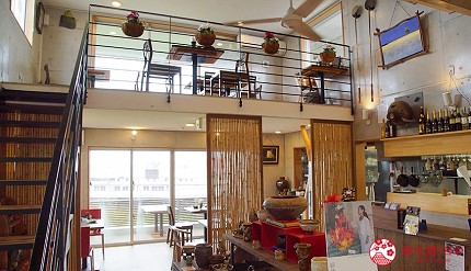 “讀谷村「群青咖啡」店內景象”