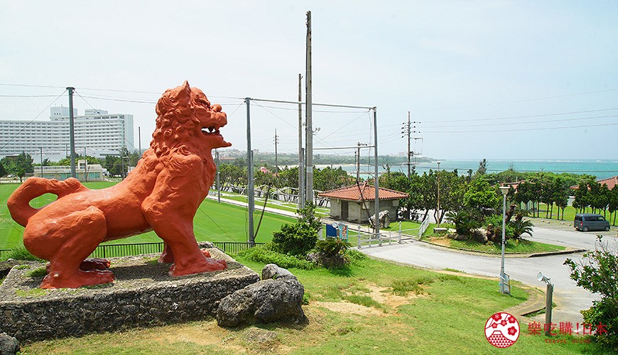 “殘波岬公園的「殘波大獅子」像”