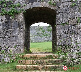 “「座喜味城」的斑駁石牆”