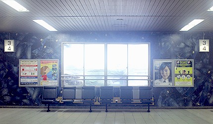 日本岡山JR兒島站等候座位