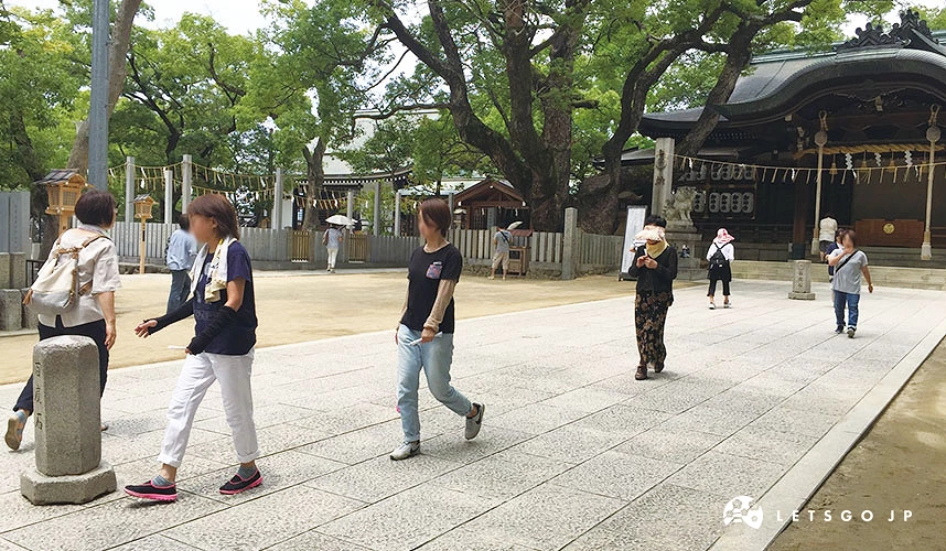 信眾在神社境內繞圈祈福