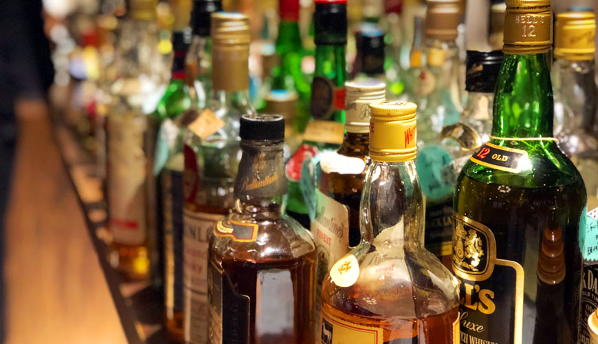 日本京都夜遊酒吧內可以找到的酒櫃