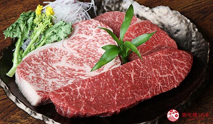 神戶三宮和牛推薦「寅松の肉たらし」的牛排烤之前的色澤