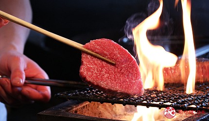 神戶三宮和牛推薦「寅松の肉たらし」的神戶牛使用炭烤方式，更香
