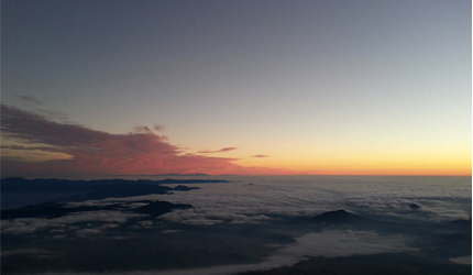 日本富士山上可以看到的日出美景"