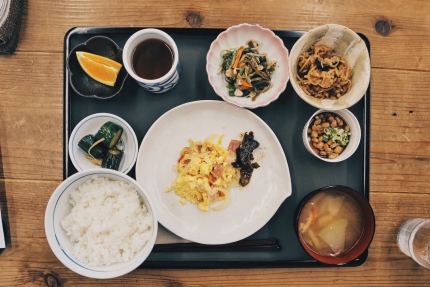 餐盤上擺了許多餐點