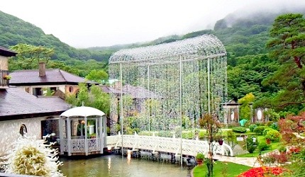 玻璃之森美術館,背景是自然綠葉
