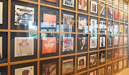 Billboard Café & Dining牆上有很多黑膠唱片