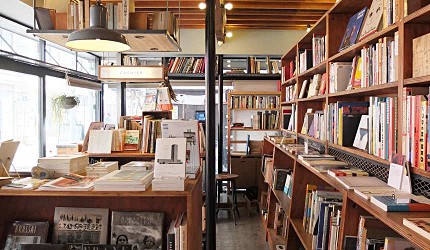 nostos books小小的店面內有日文書也有外文書