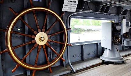 可登艦參觀三笠艦的軍事設備
