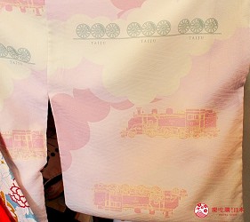 日光東照宮附近和服體驗店家「うたかた」和服融入東武鐵道蒸汽火車