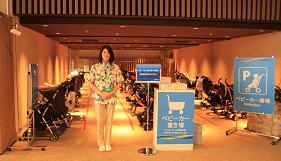 水族館入口處的嬰兒車寄放處