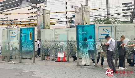 日本東京新宿JR站東口出口的吸煙區