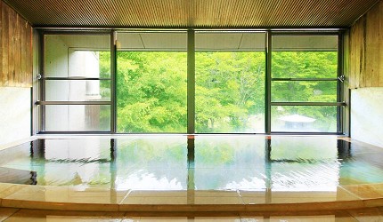 日本輕井澤長野附近療癒慢活女子旅推薦推介的佐久可以去包場浸溫泉泡溫泉的春日之森旅館酒店的包場溫泉空間寬敞