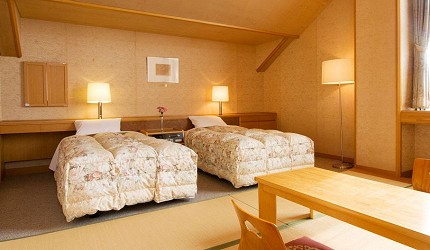 日本輕井澤長野附近療癒慢活女子旅推薦推介的佐久可以去包場浸溫泉泡溫泉的春日之森旅館酒店的洋室