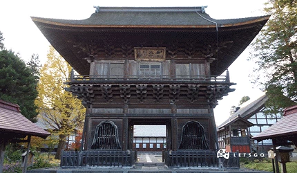 長勝寺三門,可以質監看到門後方建築,兩側有樹